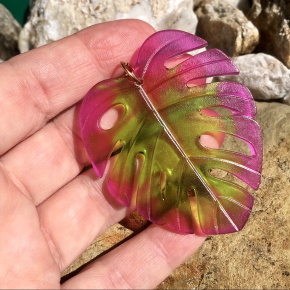 Tropical leaf earring-magenta - Picture 3 of 4